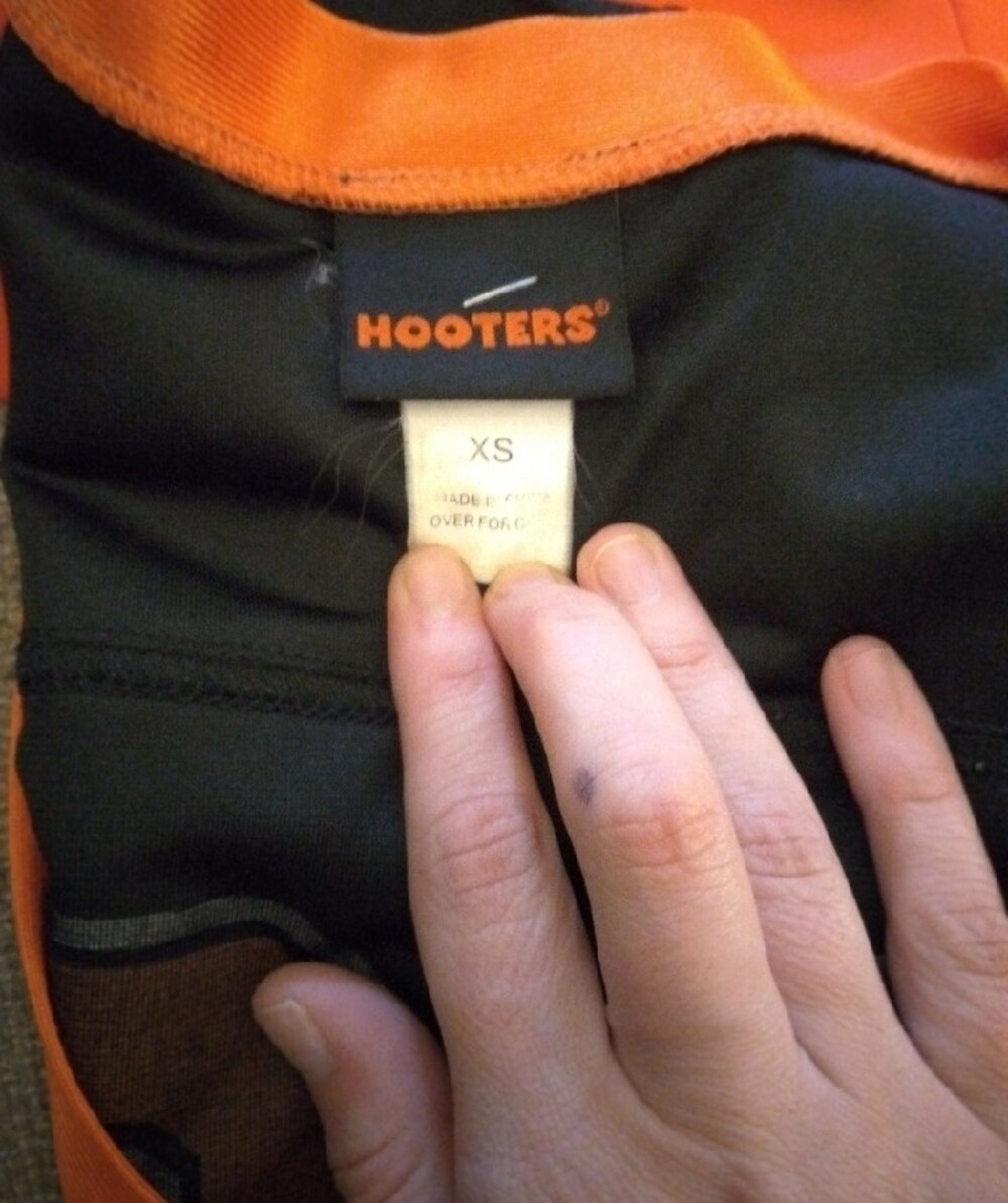 Hooters Black and Orange Women's Game Jersey and Shorts Set With Pouch - Picture 4 of 4